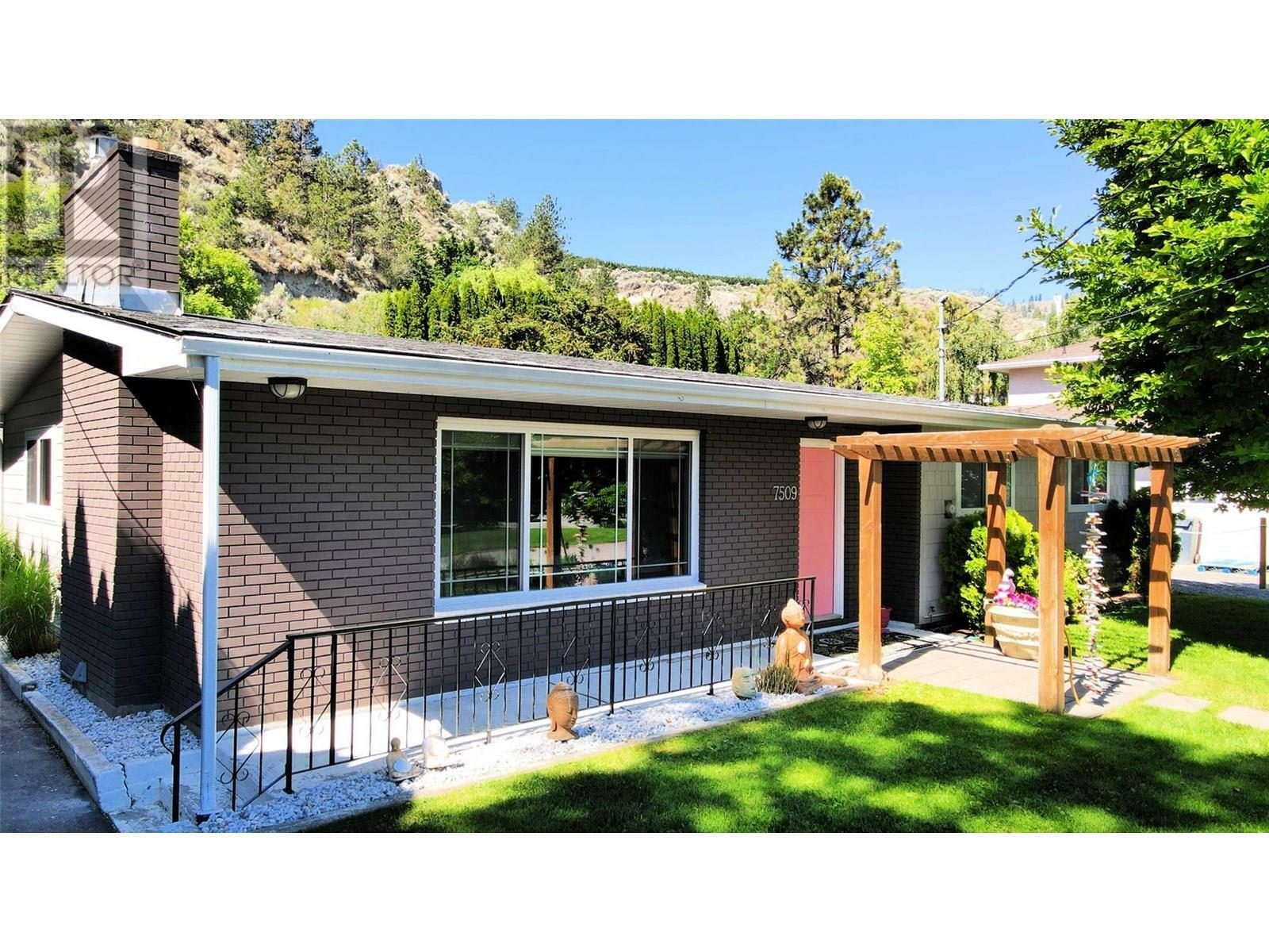 Property Photo: 7509 Higgin Avenue BC V0H 1Z6