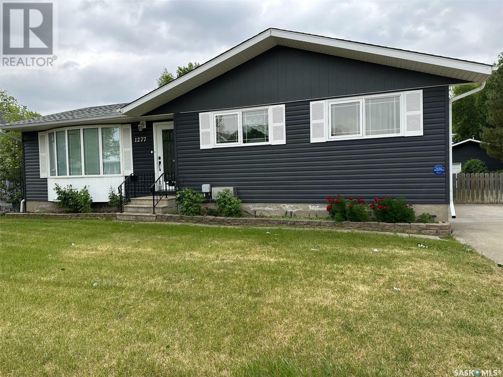 Property Photo: 1277 Veterans Crescent SK S4A 1Z9