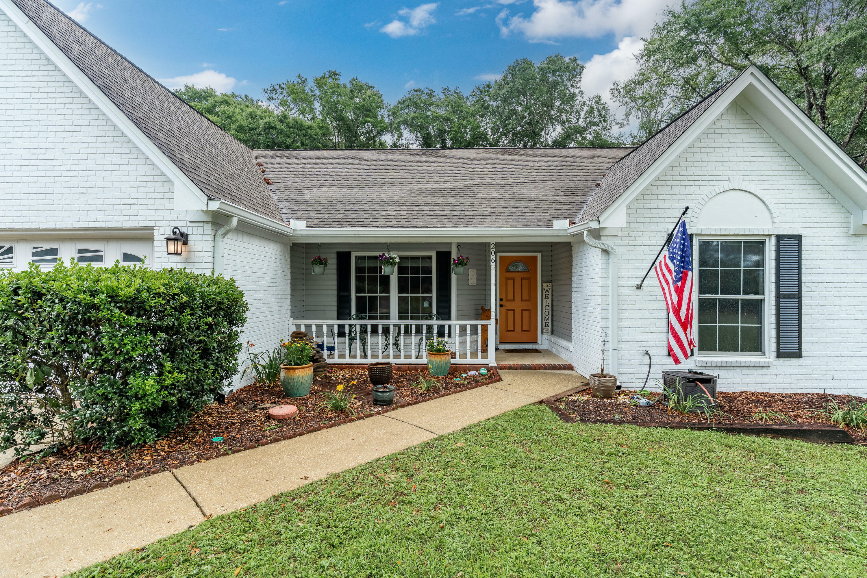 Property Photo: 206 Juniper Court FL 32539