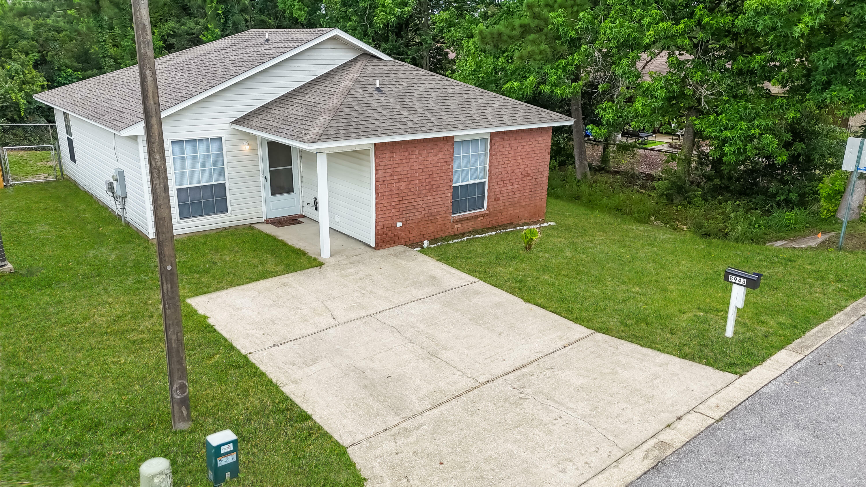 Property Photo: 8943 Forest Oak Drive FL 32506