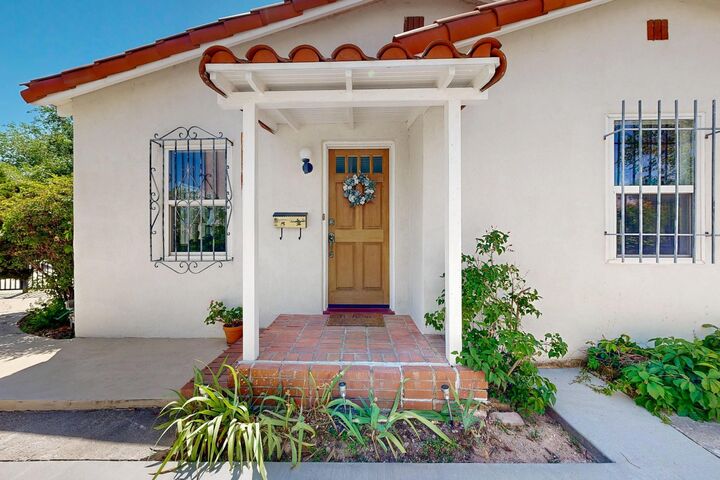 Property Photo: 805 Ridgecrest Drive SE NM 87108