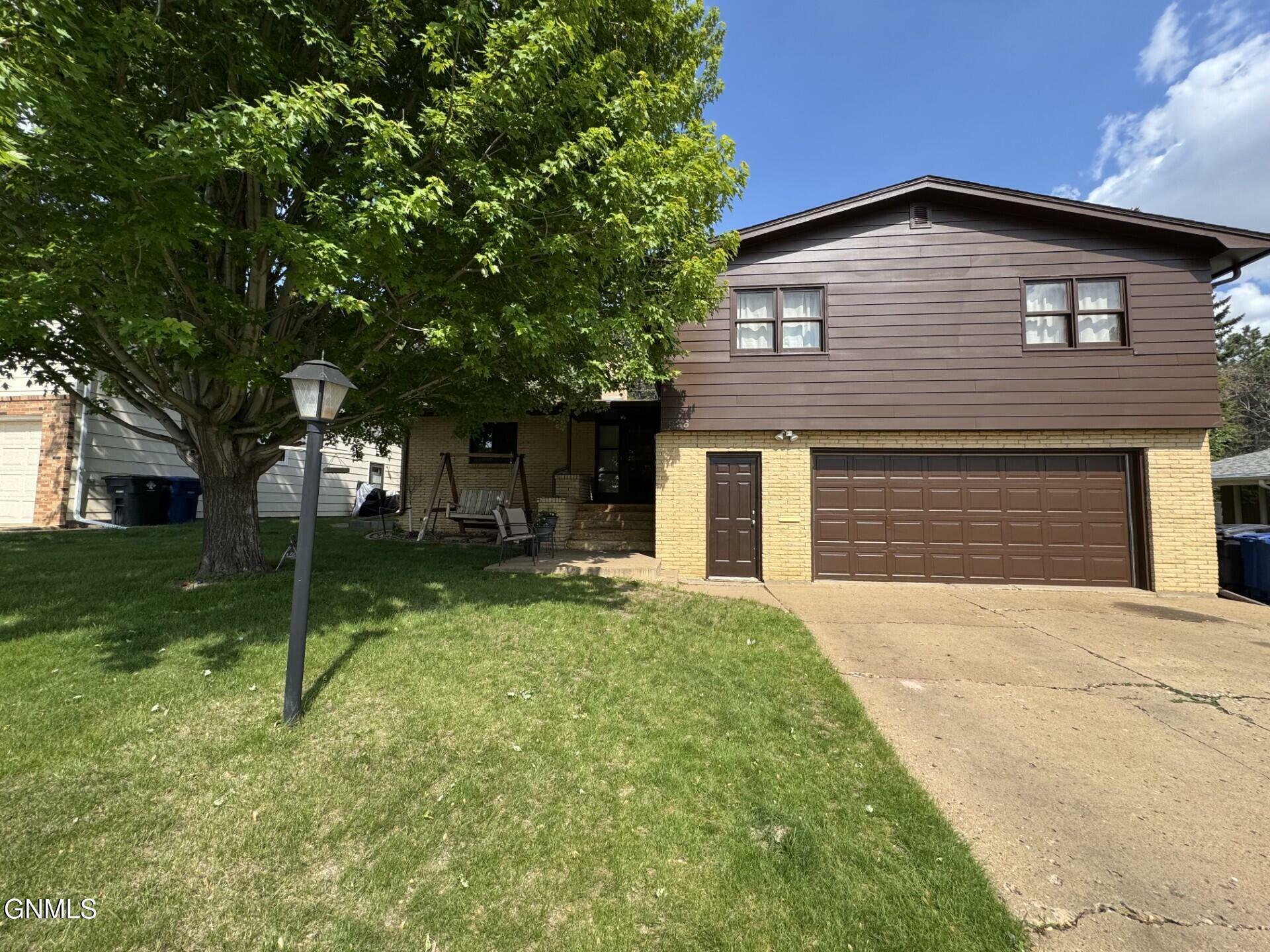 Property Photo: 926 7th Avenue W ND 58601