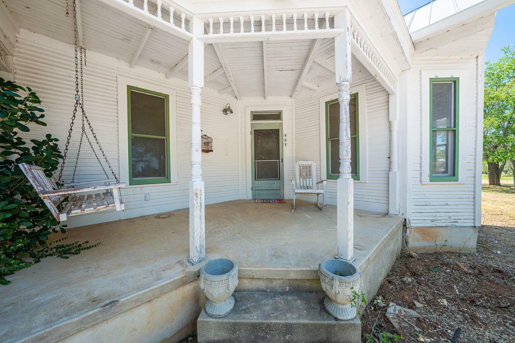 Property Photo: 807 S Eagle St TX 78624