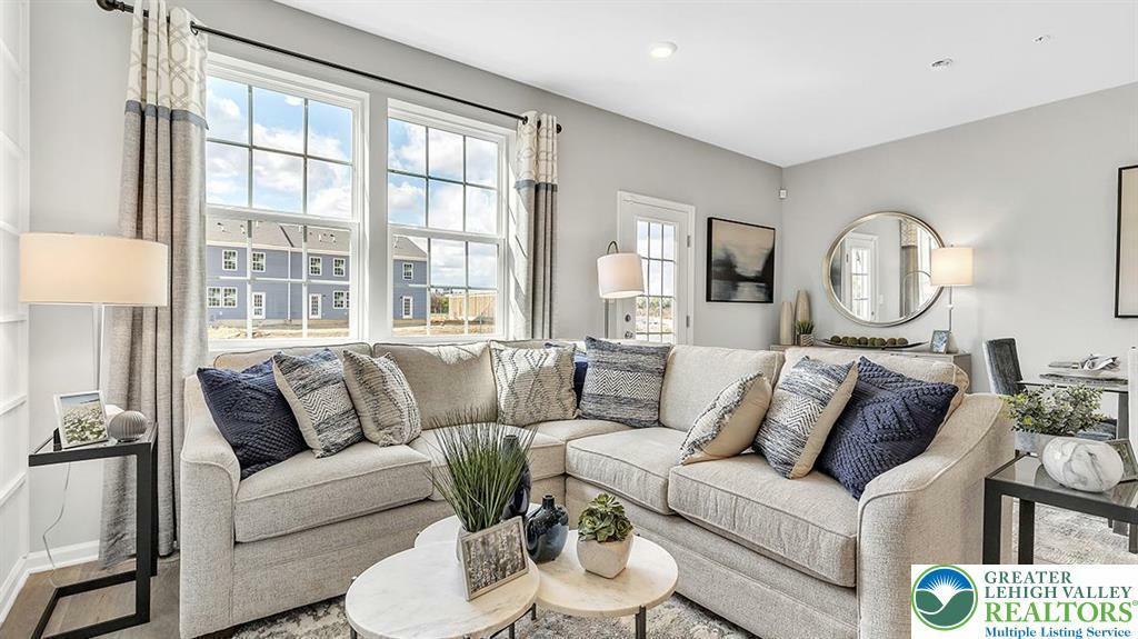 Property Photo:  1278 Susan Circle  PA 18031 