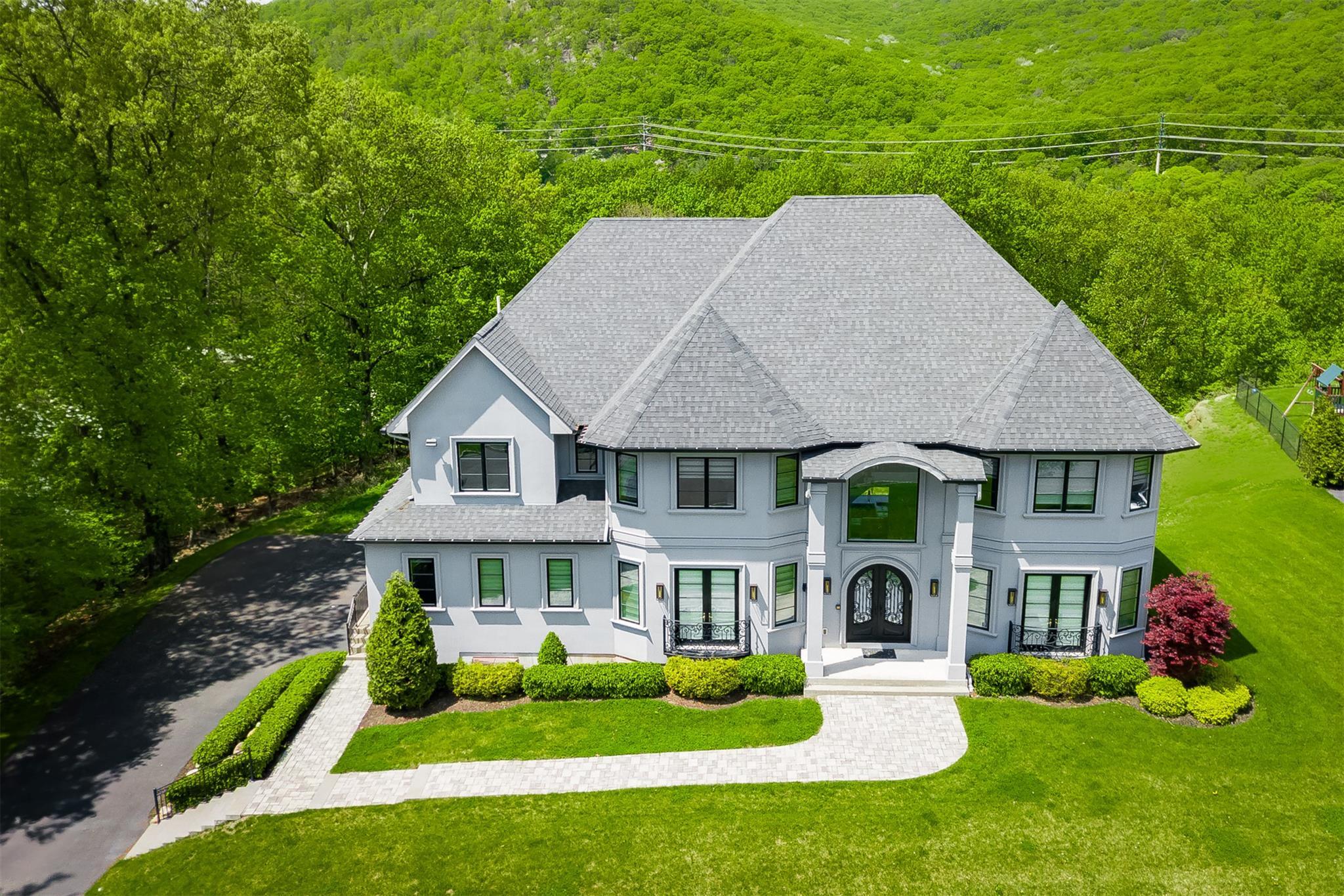 Property Photo:  