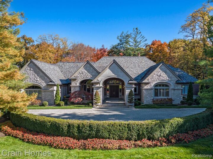 Property Photo: 20 Hidden Ridge MI 48304 2907