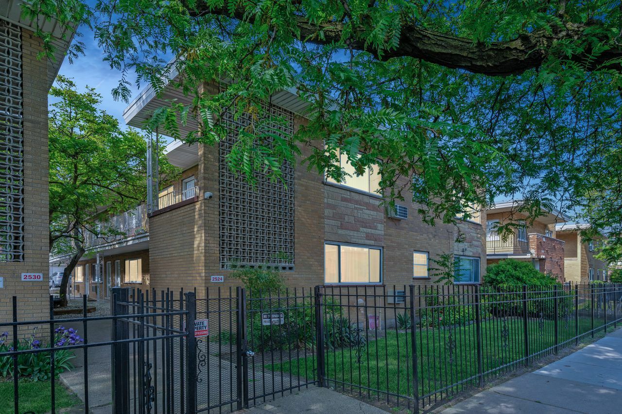 Property Photo: 2524 W Foster Avenue 104 IL 60625