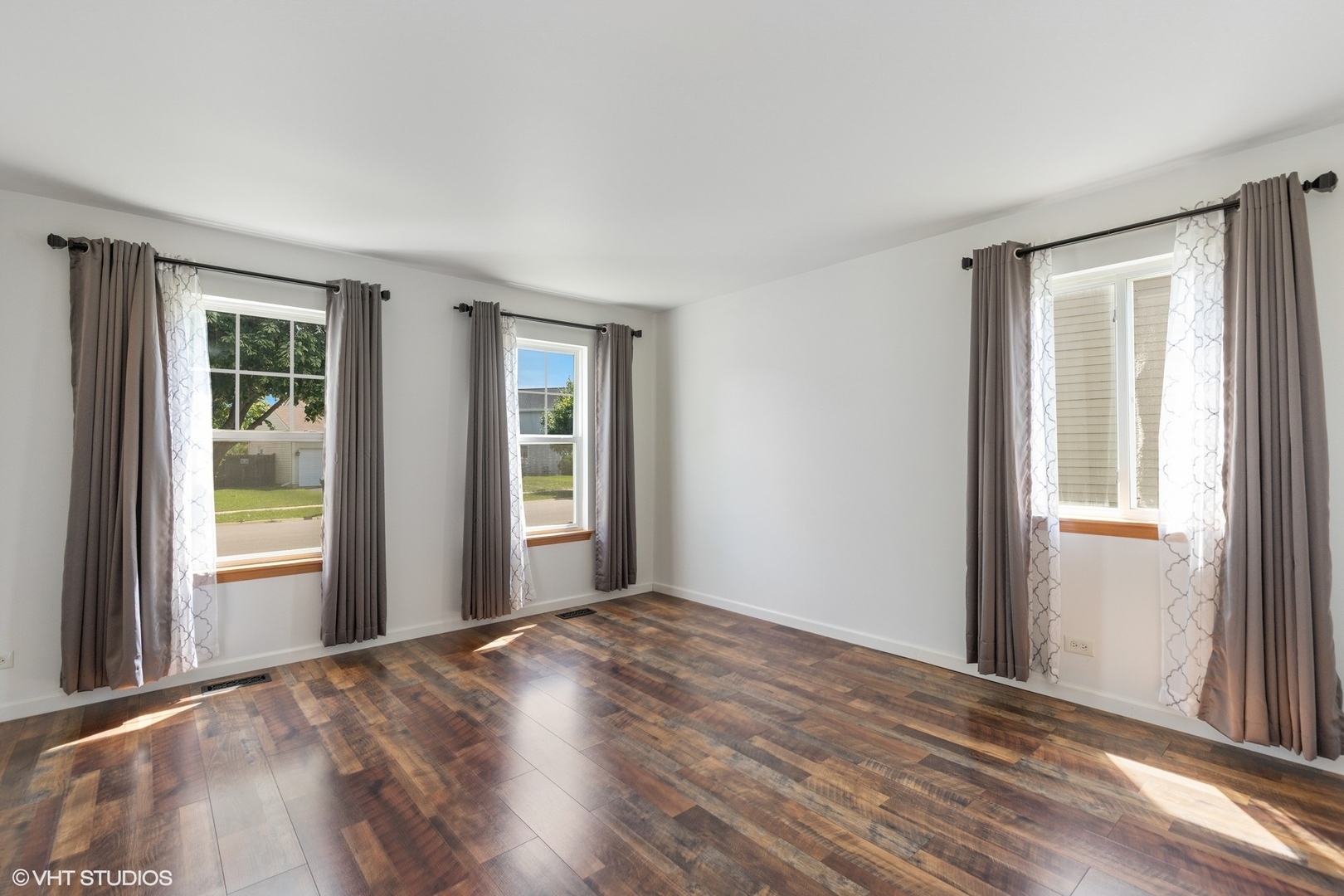 Property Photo:  261 E Camden Lane  IL 60073 