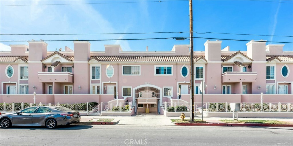 Property Photo: 5923 Etiwanda Avenue 106 CA 91356