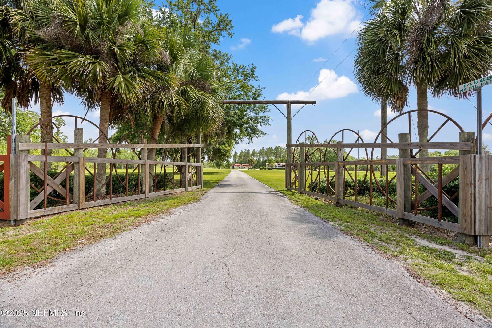Property Photo:  14888 NE 148th Path  FL 32083 