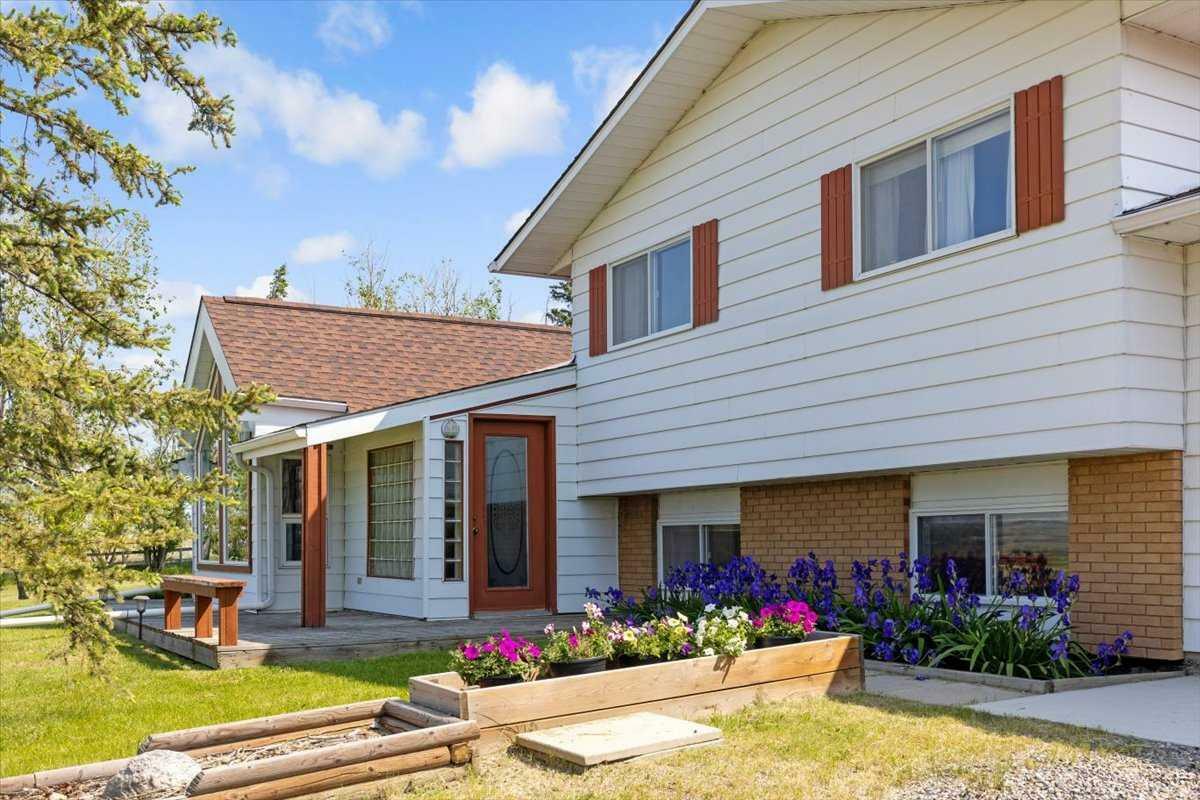 Property Photo: 370032 120 Street E 100 AB T0L 0A0