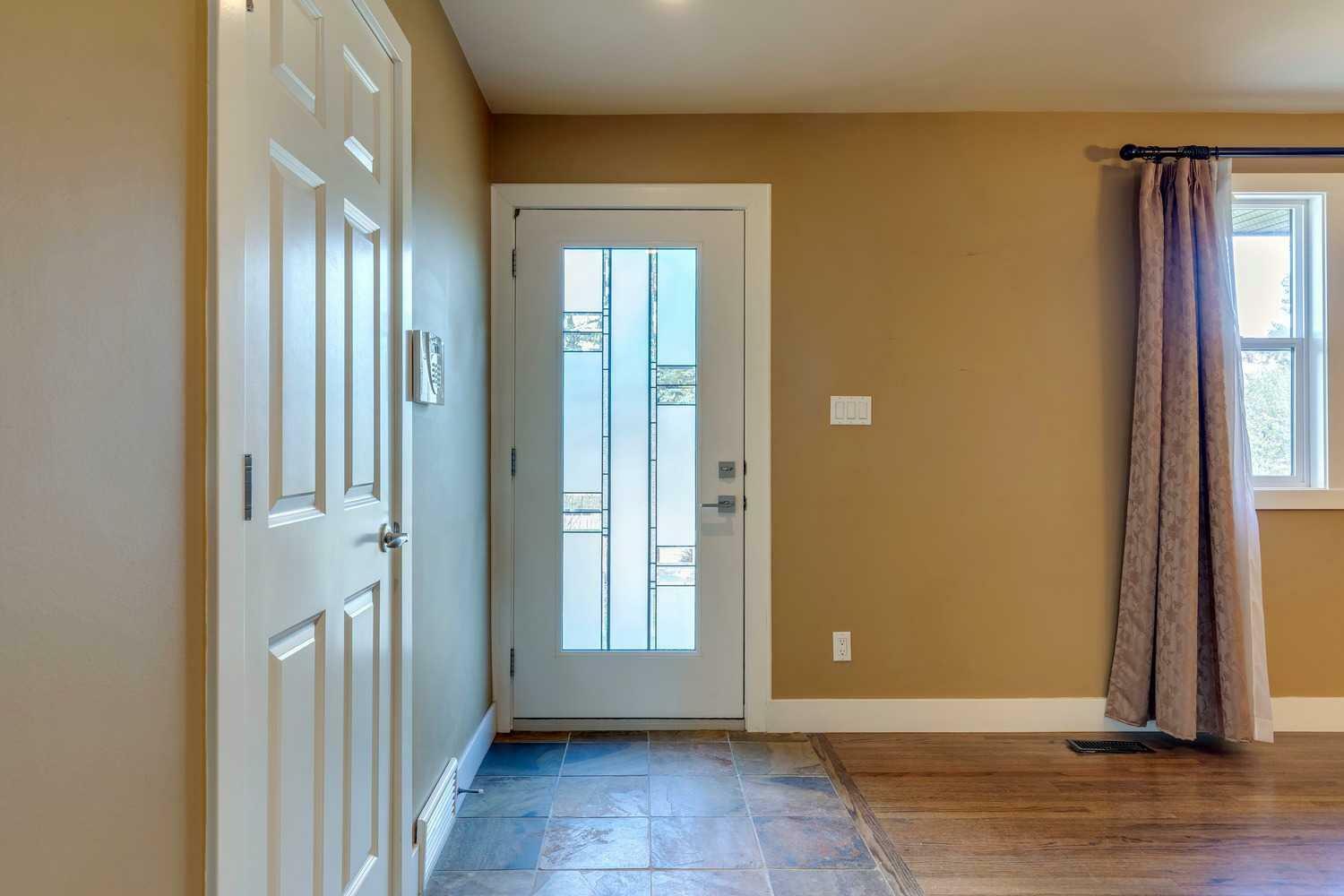 Property Photo:  3140 46 Street SW  AB T3E 3W8 