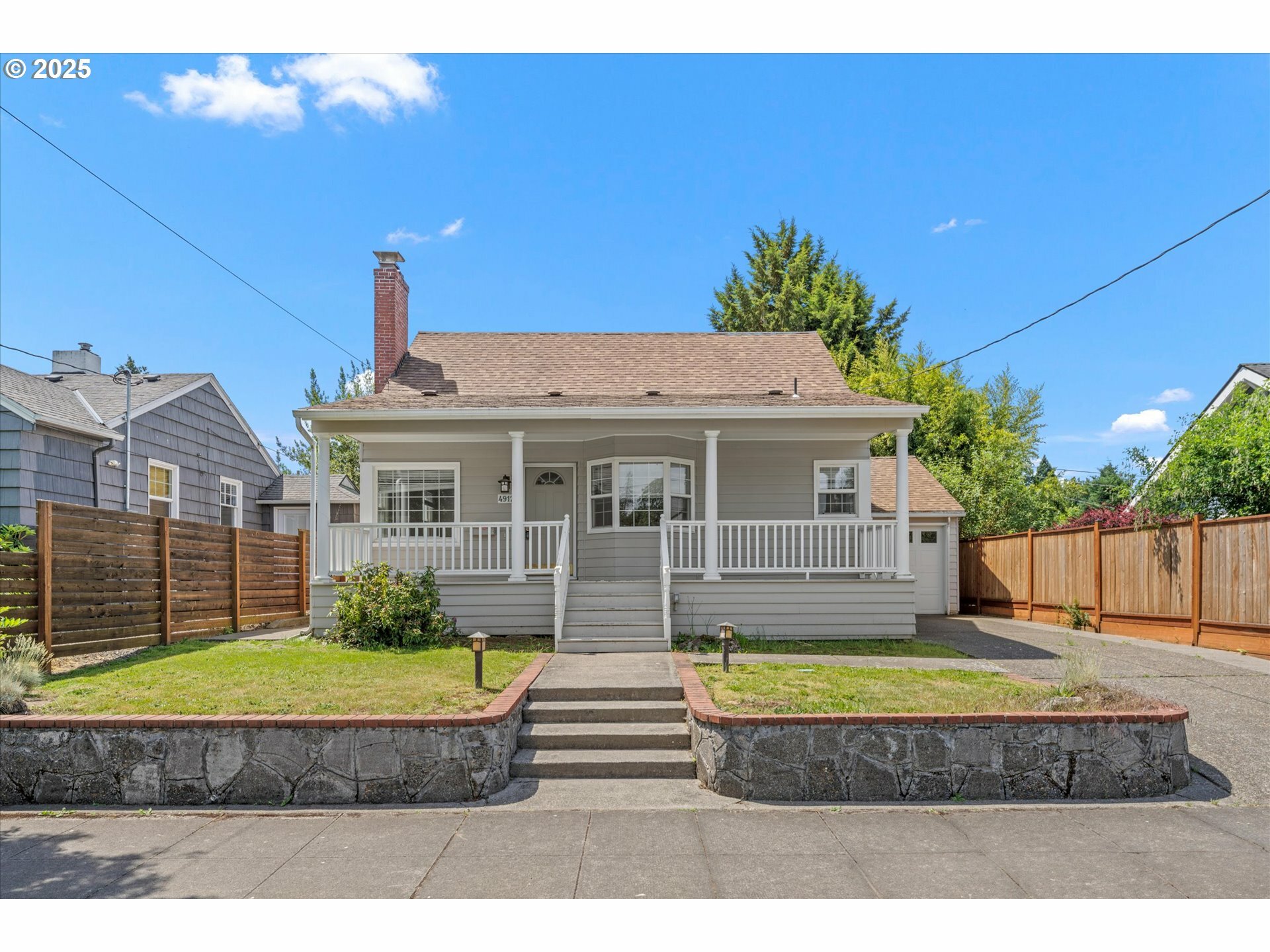 Property Photo: 4912 N Yale St OR 97203