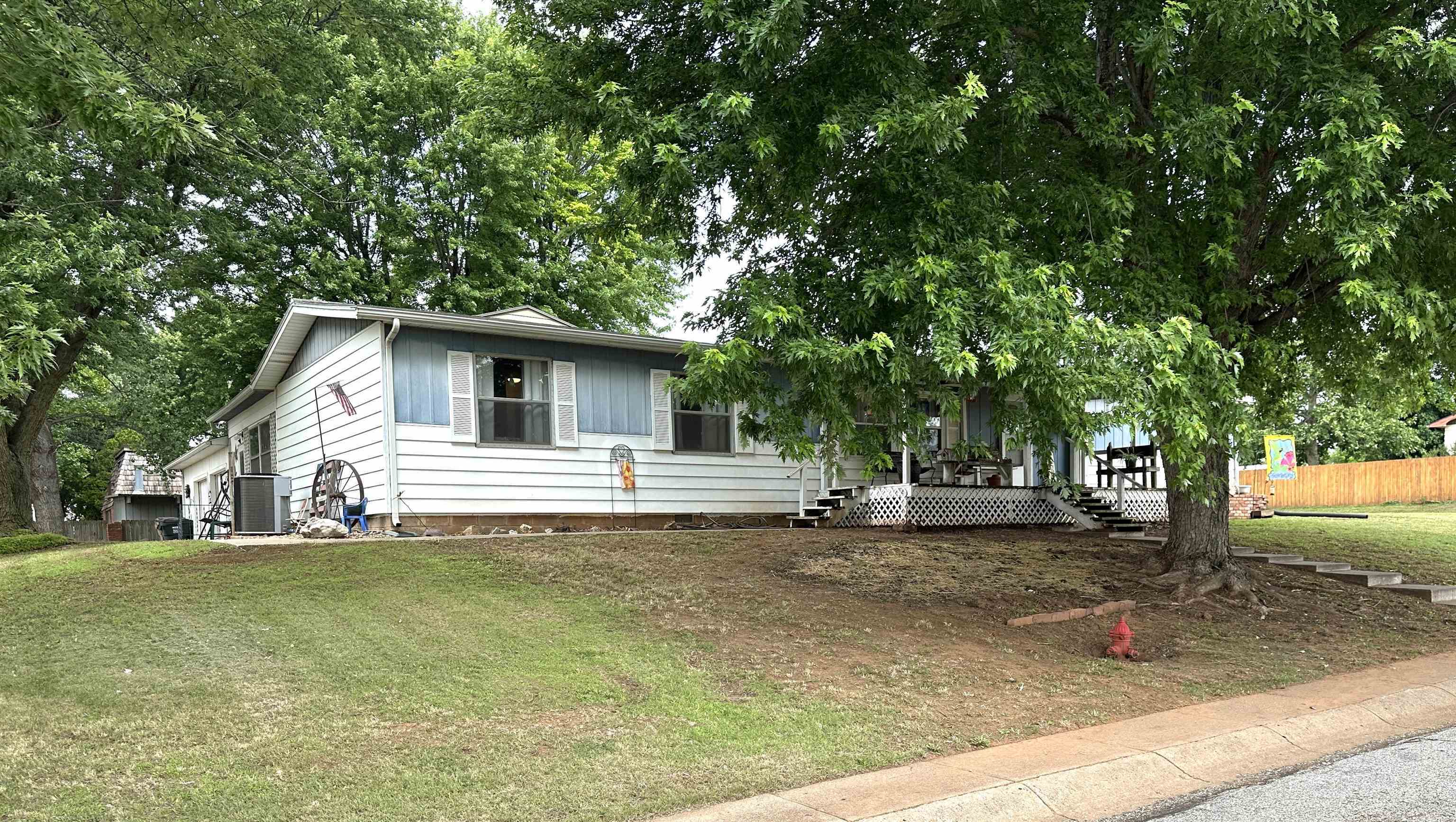 Property Photo: 911 N Locust St KS 67104