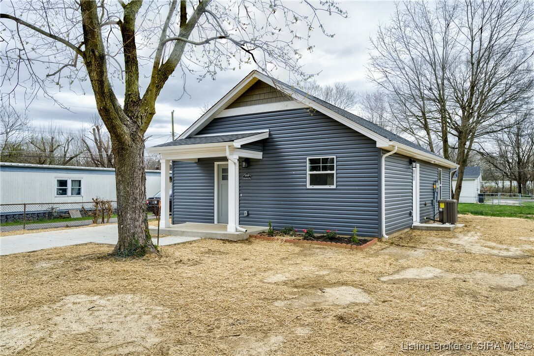 Property Photo: 1008 Brunswick Drive IN 47130