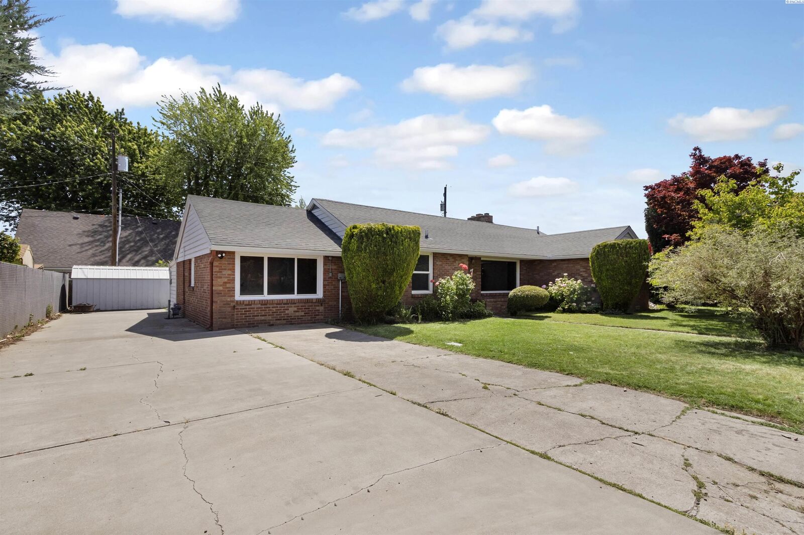 Property Photo:  7 S Reed St  WA 99336 