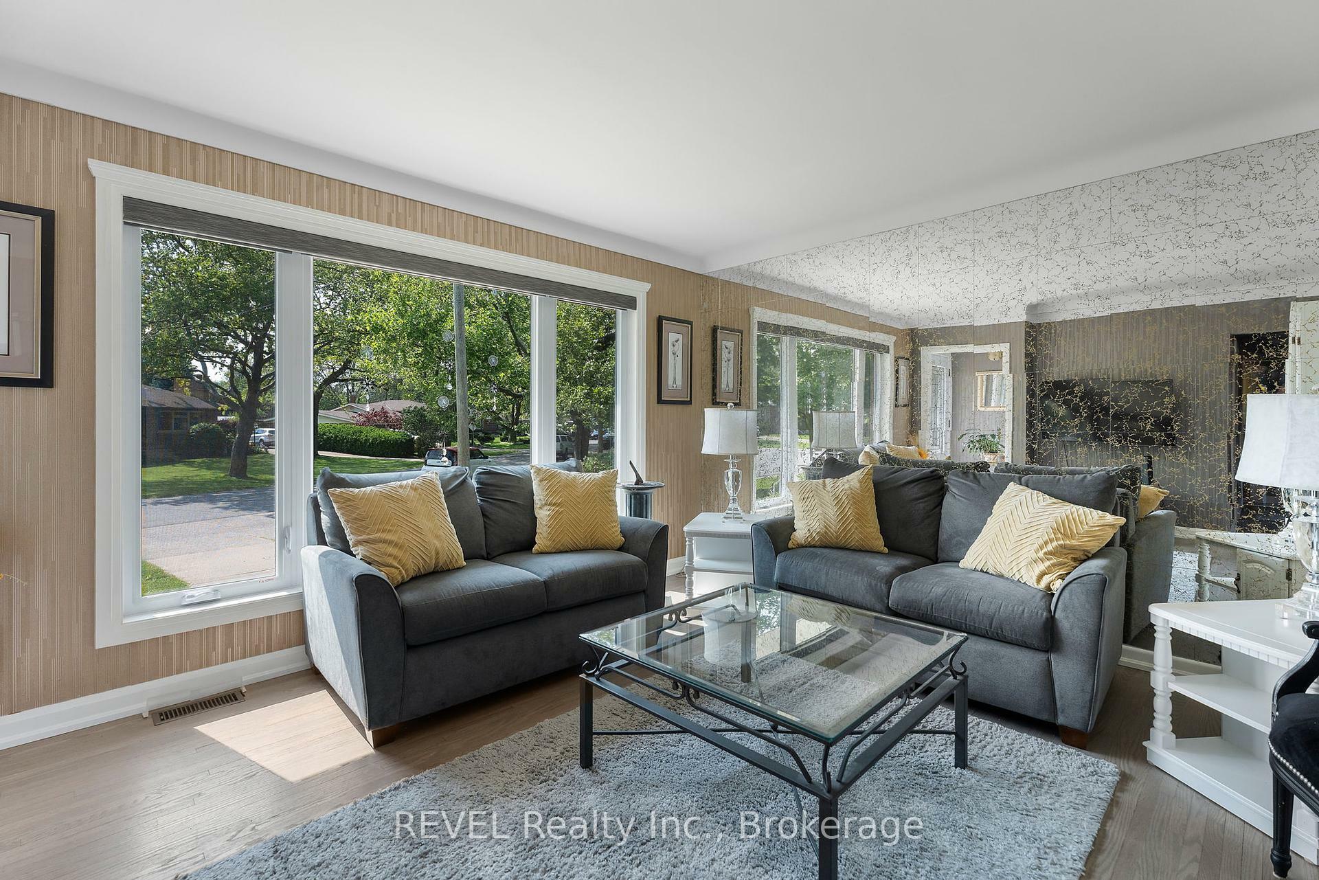 Property Photo: 32 Hanson Drive N ON L2M 2X1