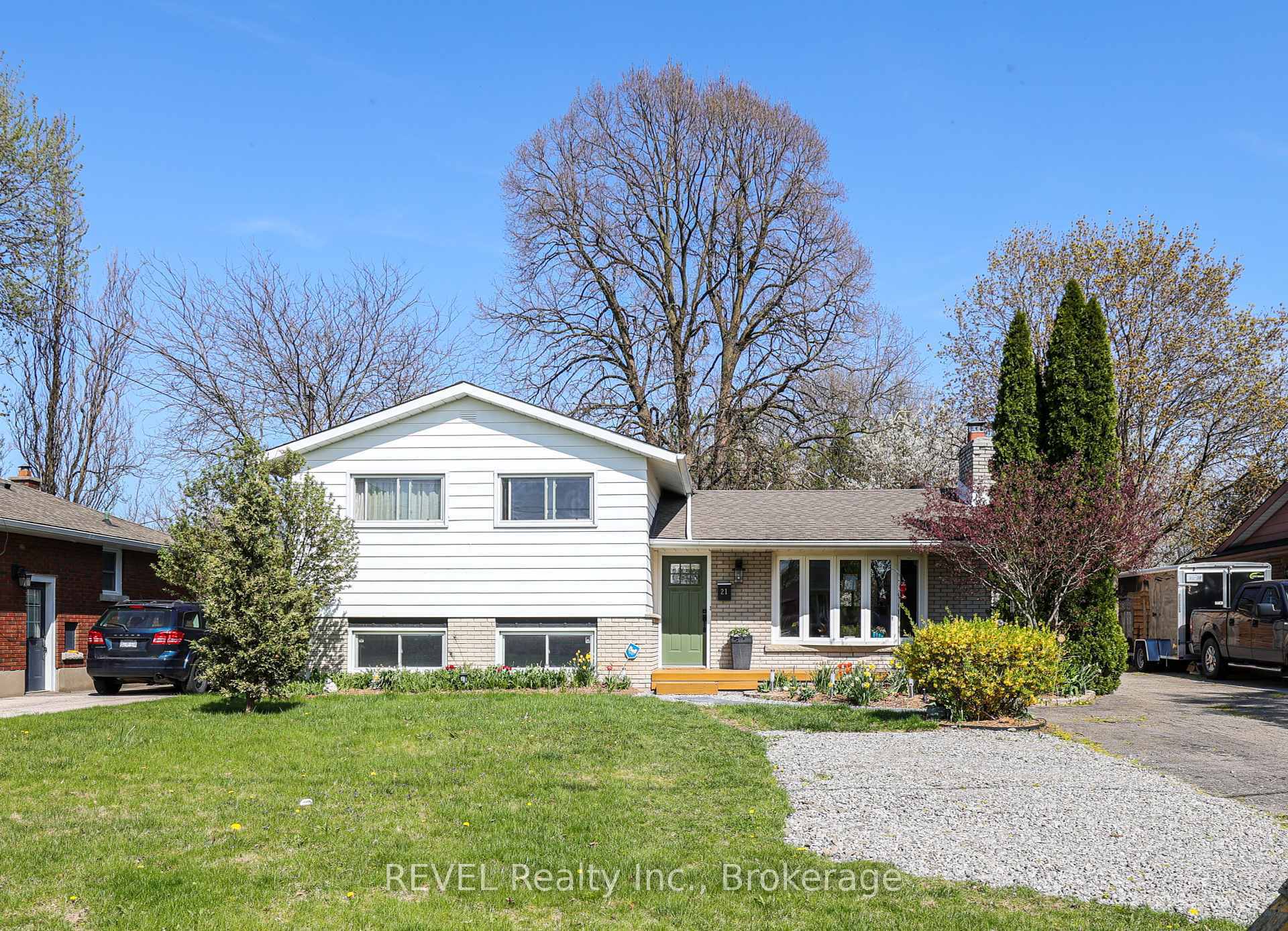 Property Photo: 21 Foxglove Avenue ON L2M 3E7