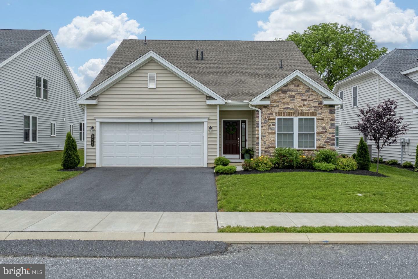 959 Founders Way  East Petersburg PA 17520 photo