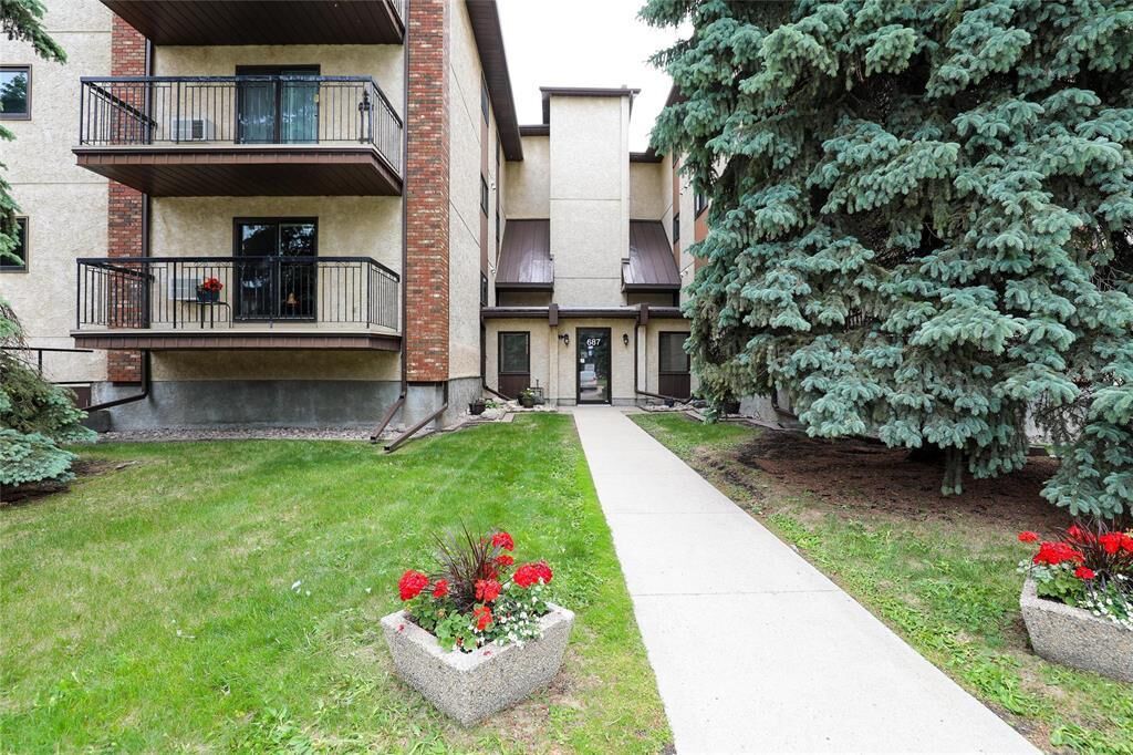 Property Photo:  687 St Anne'S Road  MB R2N 3T3 