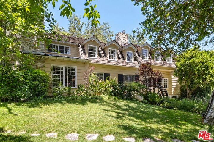 Property Photo:  4535 Vanalden Ave  CA 91356 