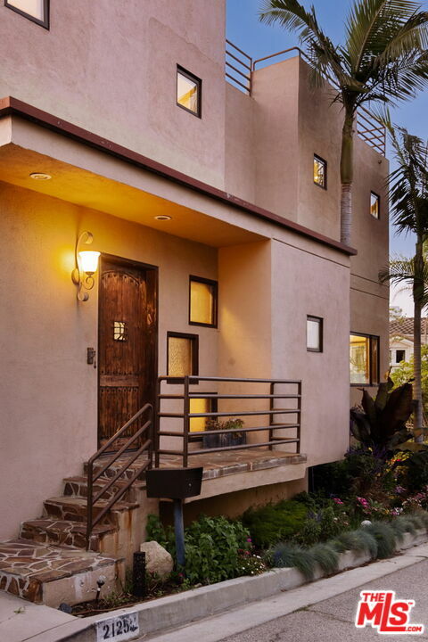 Property Photo: 2125 Kew Dr CA 90046