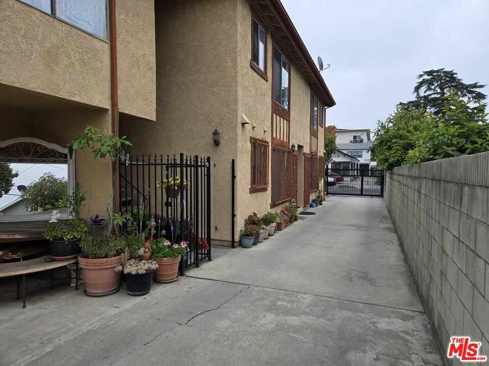 Property Photo: 1233 Tamarind Ave CA 90038