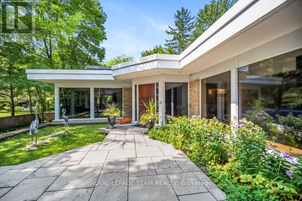 Photo de la propriété: 55 Willingdon Road ON K1M 2J6
