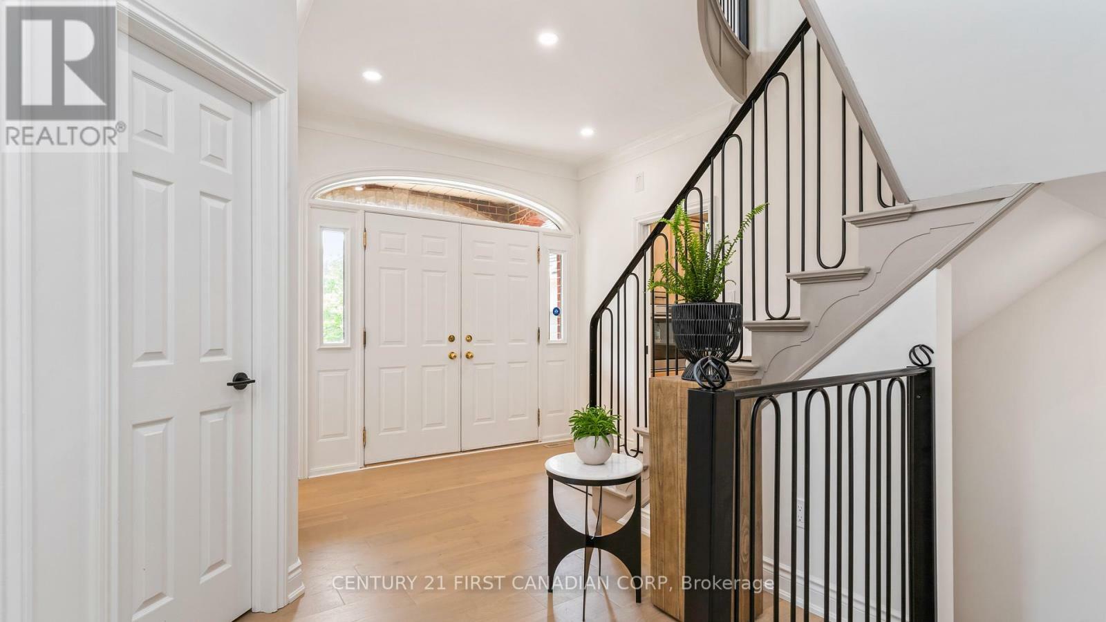 Property Photo: 47 Woods Edge Close ON N6K 4K8