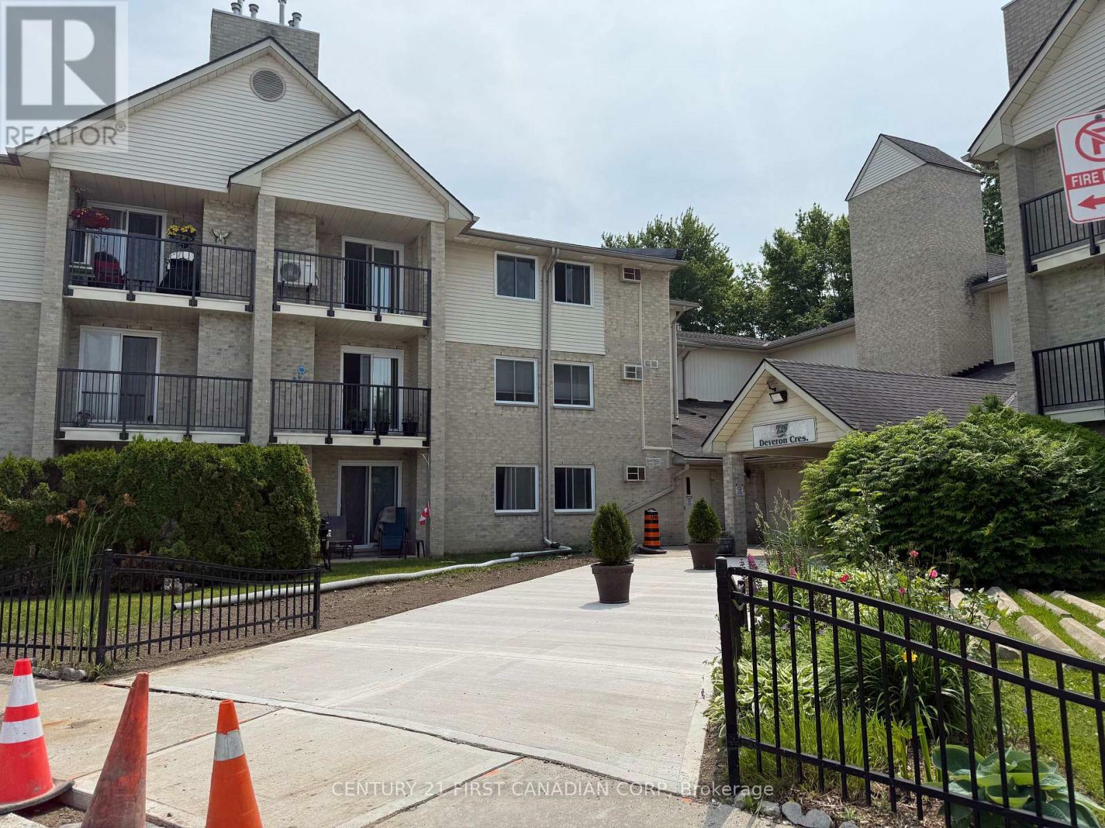 Property Photo: 725 Deveron Crescent 120 ON N5Z 4X3