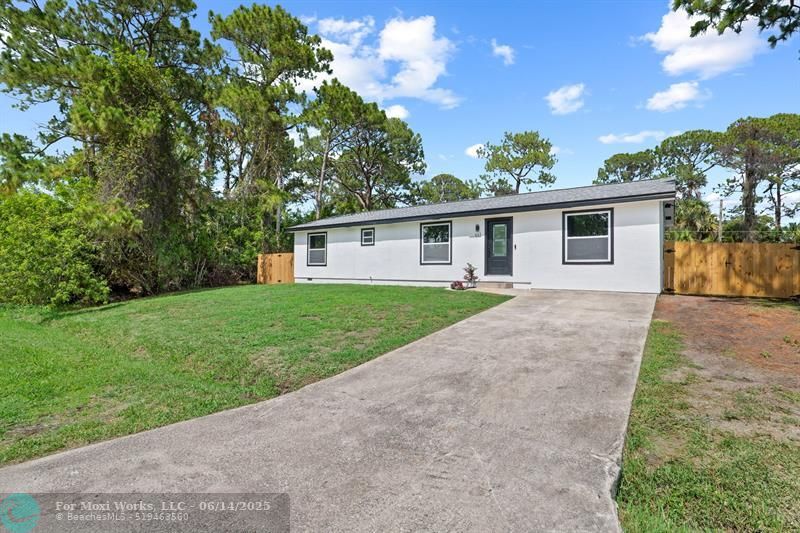 Property Photo: 443 Santo Domingo Ave SW FL 32908