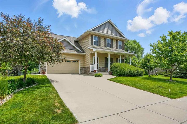 Property Photo: 986 Ryan Ct IA 52246