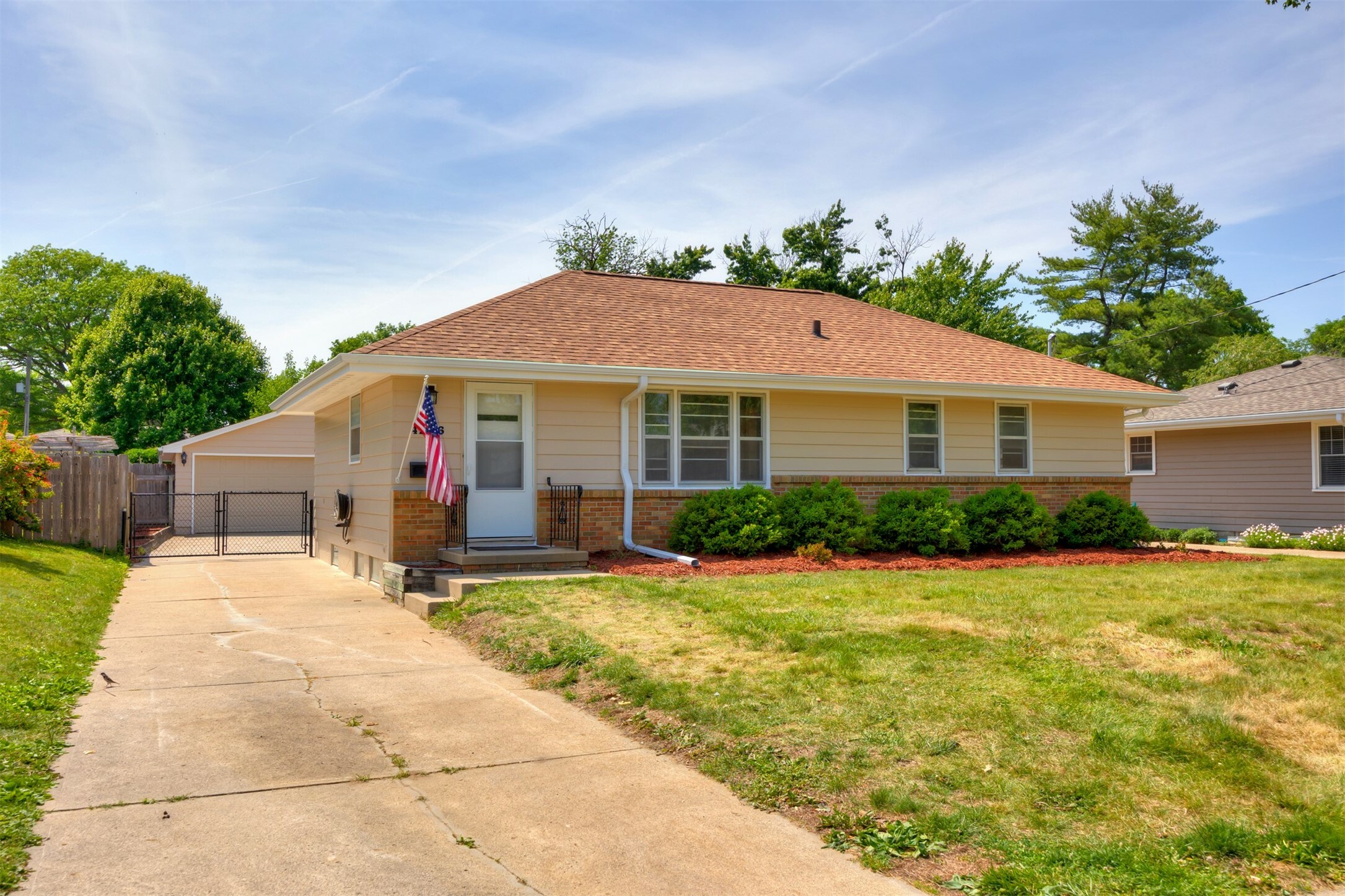 4236 40th Street  Des Moines IA 50310 photo
