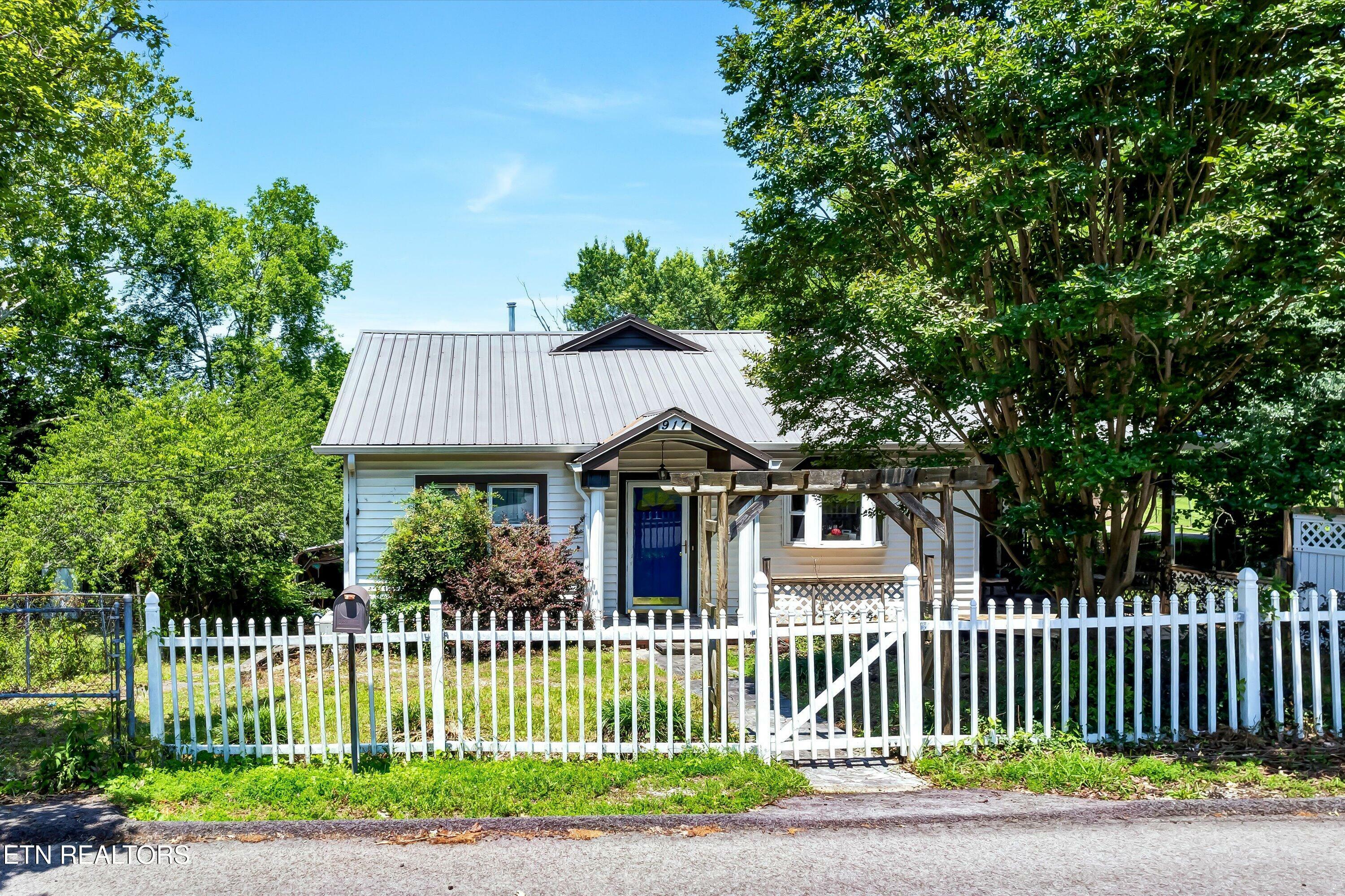 Property Photo: 917 Centeroak Drive TN 37920