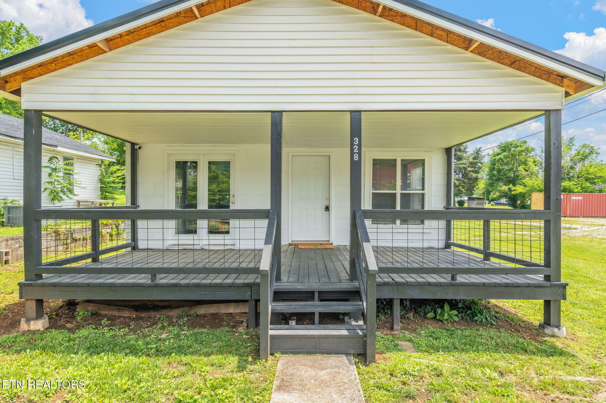 Property Photo: 328 N Chamberlain Ave TN 37854