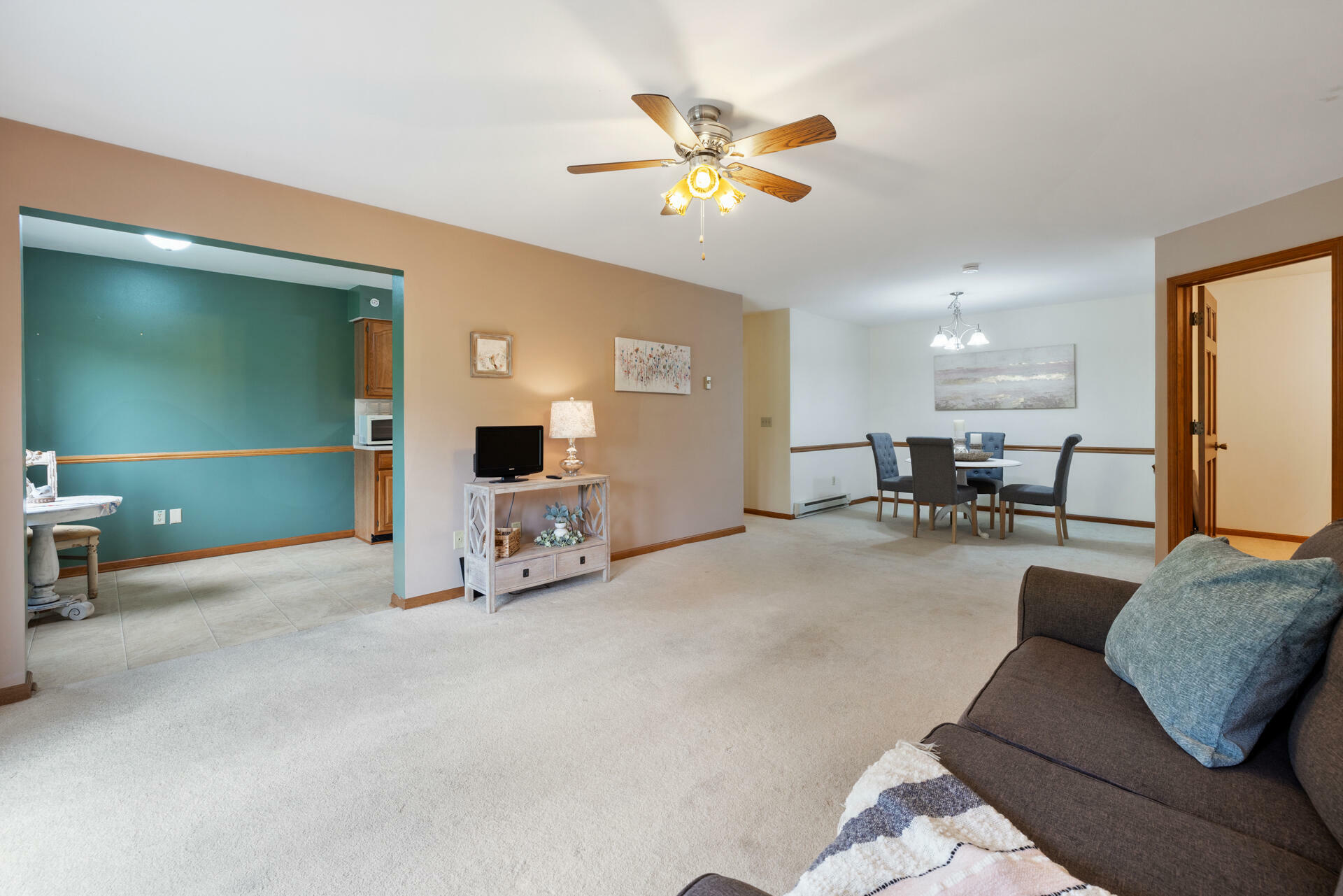 Property Photo: 530 N Silverbrook Dr 121 WI 53090