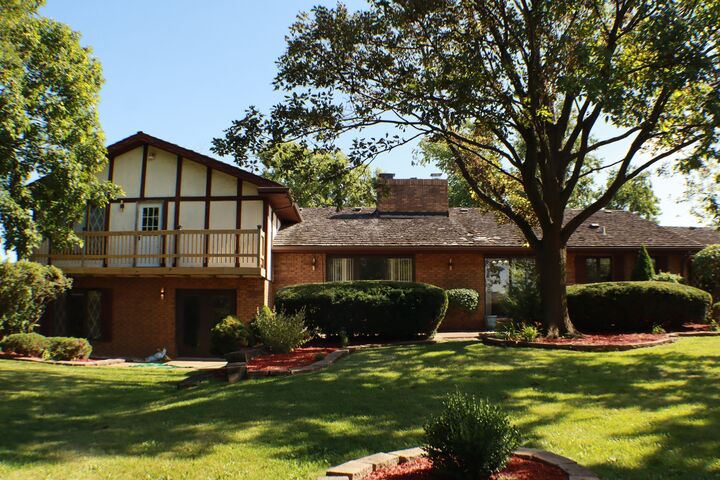 Property Photo:  44 Kingston Drive  IL 60523 