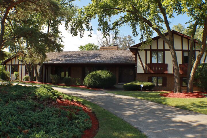 Property Photo: 44 Kingston Drive IL 60523