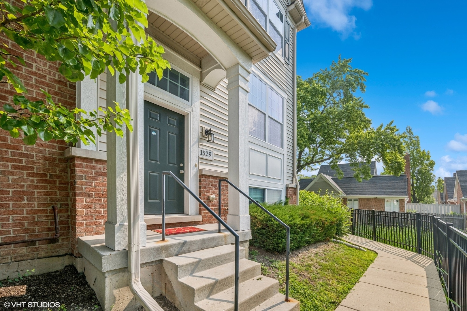 Property Photo: 1529 E Arbor Lane IL 60004