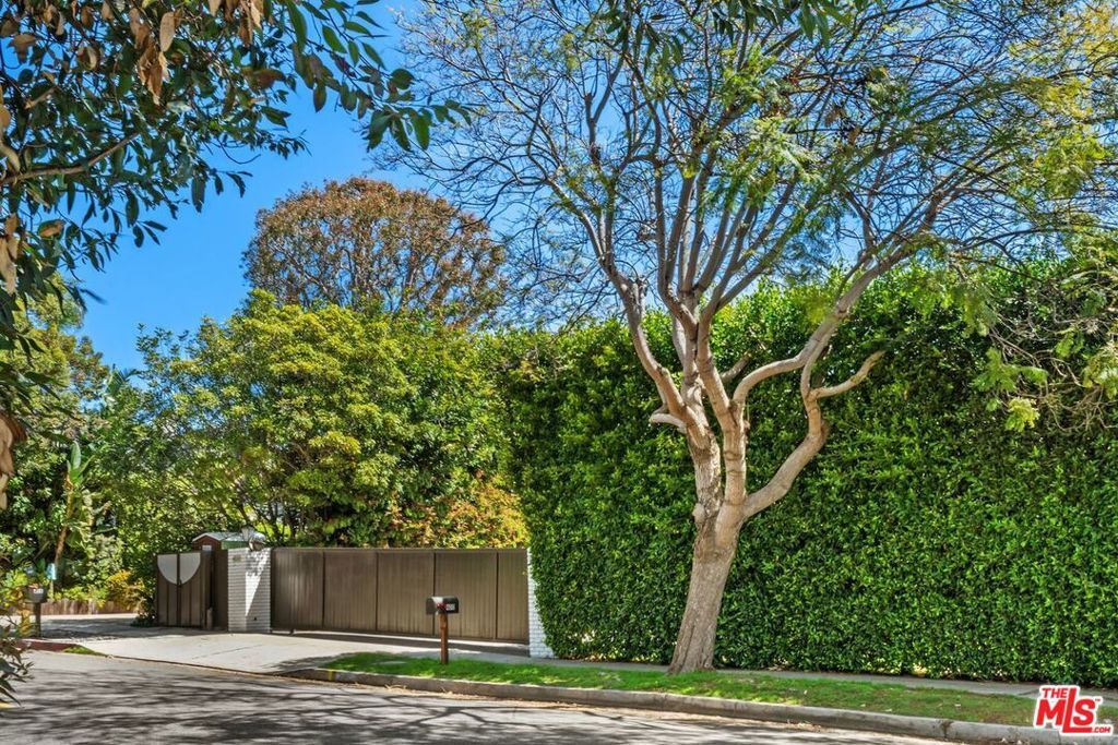 Property Photo: 400 Chautauqua Boulevard CA 90272