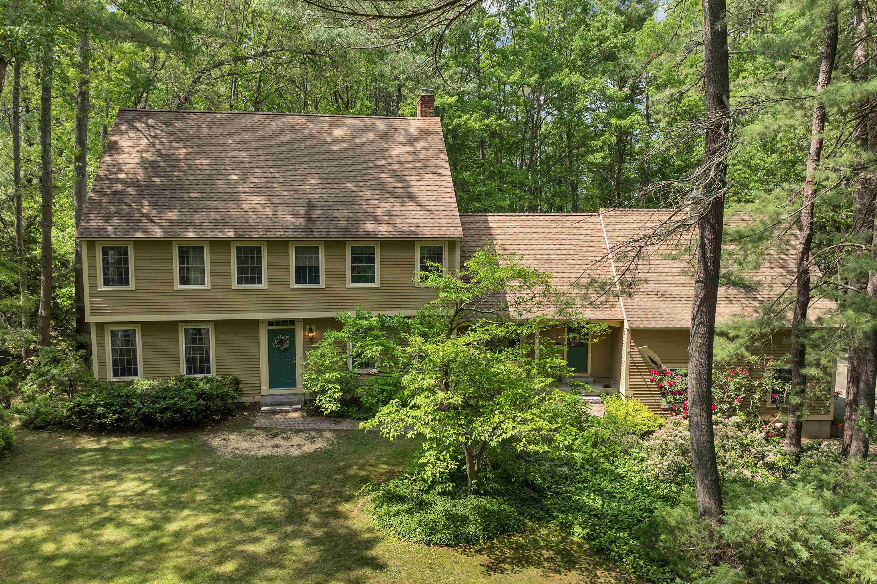 Property Photo: 32 Holton Circle NH 03053