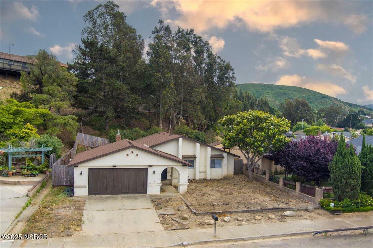 Property Photo: 1116 E Hickory Avenue CA 93436