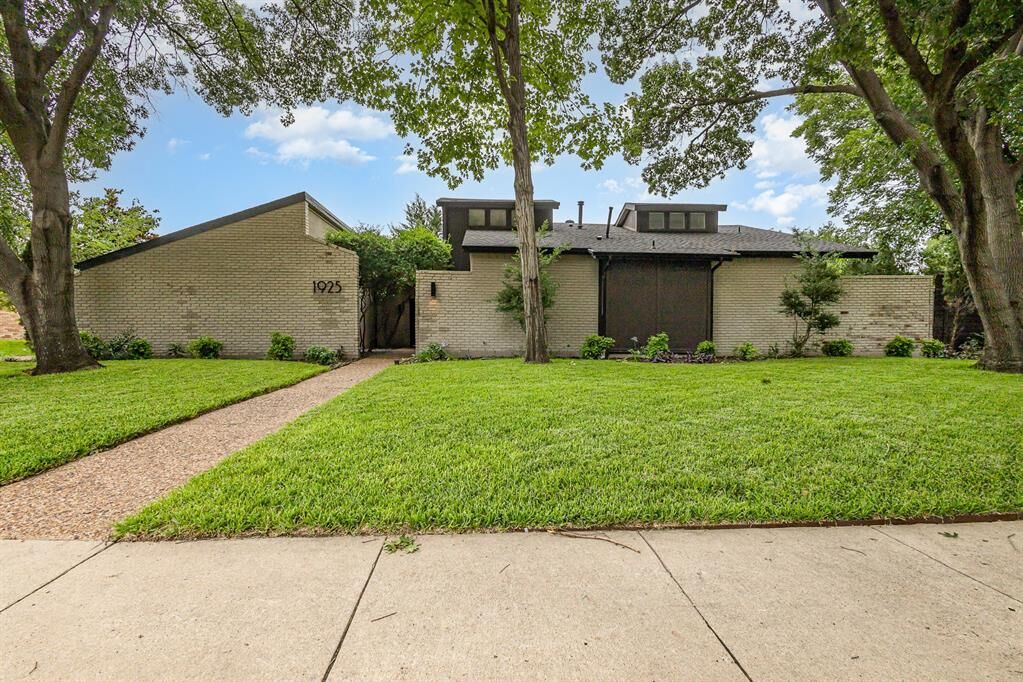 Property Photo:  1925 Sparrows Point Drive  TX 75023 