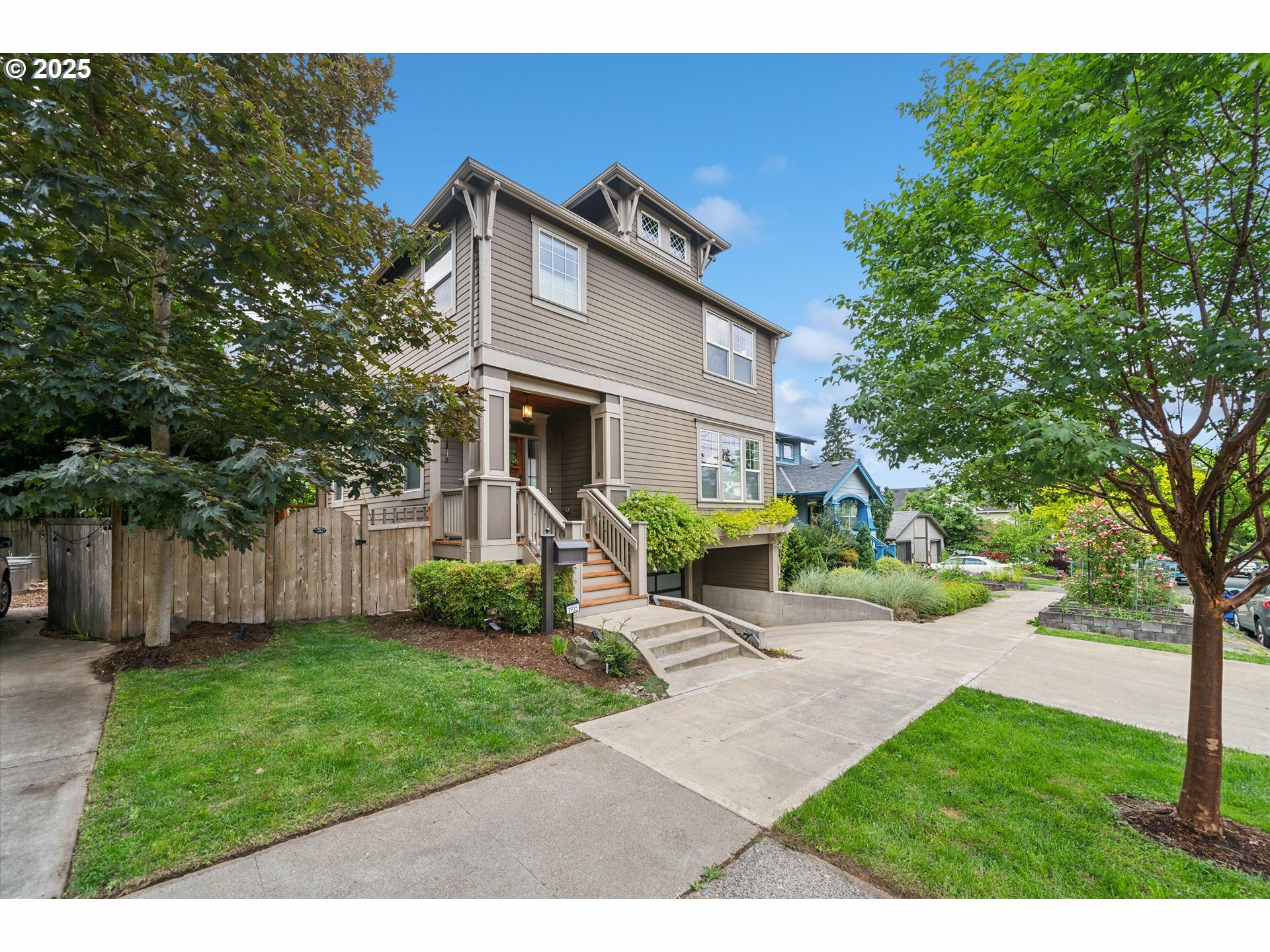 Property Photo:  1915 SE Harney St  OR 97202 