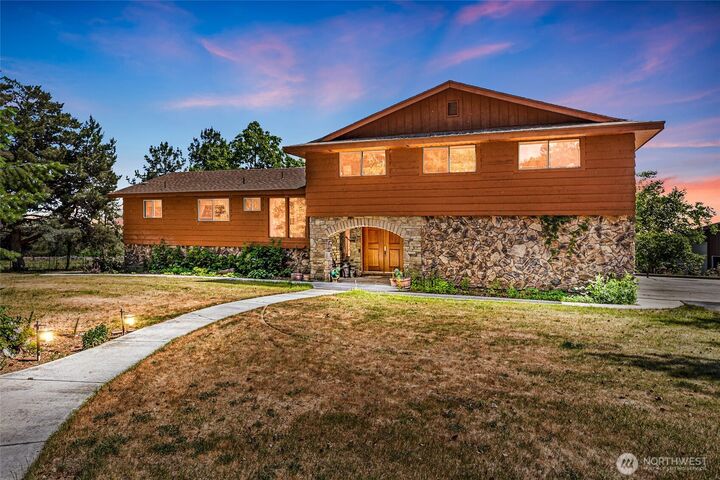 Property Photo:  5407 NW Painted Hills Drive  WA 98823 
