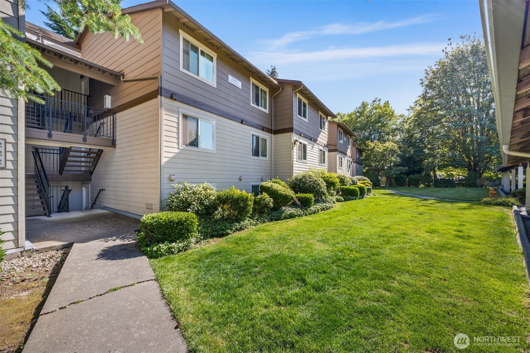 Property Photo: 12617 NE 130th Way E201 WA 98034