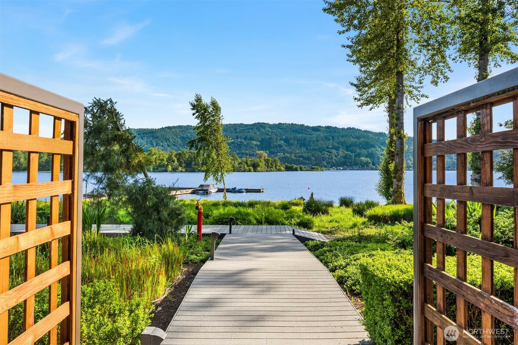 Property Photo: 4305 E Lake Sammamish Parkway SE WA 98029