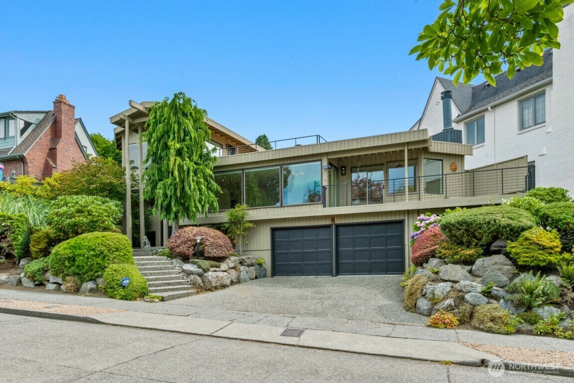 Property Photo:  2558  Constance Drive W  WA 98199 