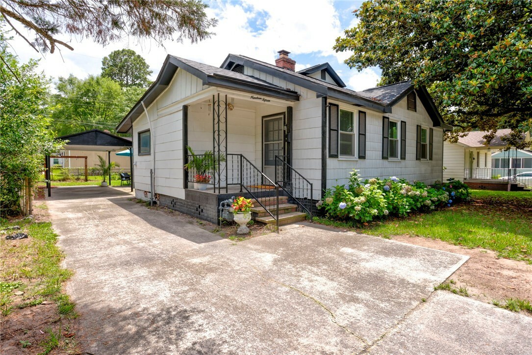 Property Photo: 1915 Hawthorne Street GA 31404