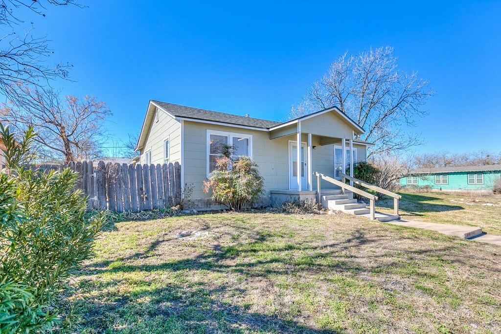 Property Photo: 1221 Howard Ave TX 76901